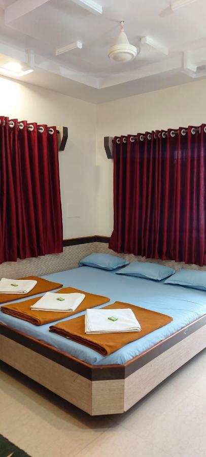 Sai Raghunandan Guest House Ширді Екстер'єр фото
