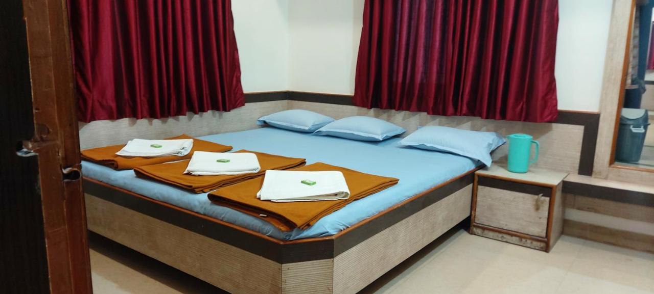 Sai Raghunandan Guest House Ширді Екстер'єр фото